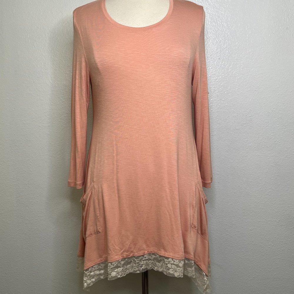 LOGO by Lori Goldstein Tunic Top Peach Lace Hem Long Sleeve Shark Bite Hem Sz S‎